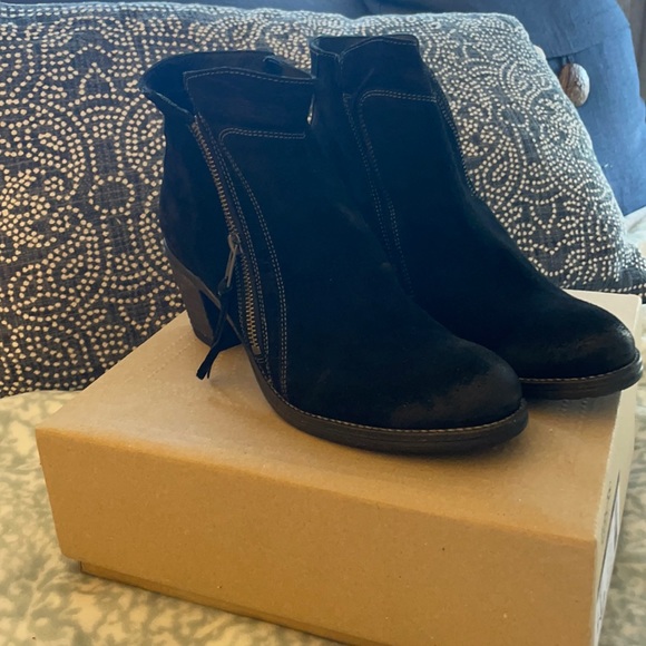 NWT Taos Dillie black suede boots Size 41 (U.S. 10 - 10.5) - Picture 8 of 12